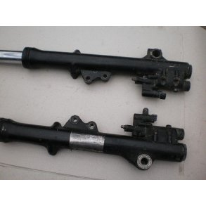 Yamaha XJ750 Seca, 2 nederste gaffelben +1 indvendigt r�r.