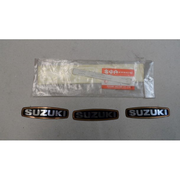 Suzuki sm emblemer.motordksel. 68111-29320-064. stk.
