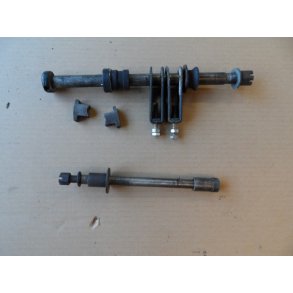 Suzuki GS750 stikaksler for og baghjul.stk.