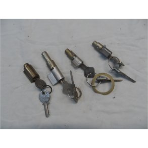 MZ  diverse l�se med n�gler. stk