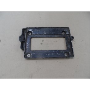 BMW K75C.  Batteri holdeplade i bund.