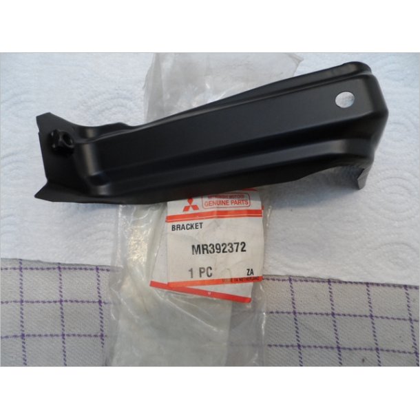 Mitsubishi beslag.Bracket MR392372. ca.160 mm langt.