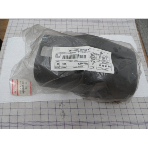 Mitsubishi plast ved ratstamme. MB898850