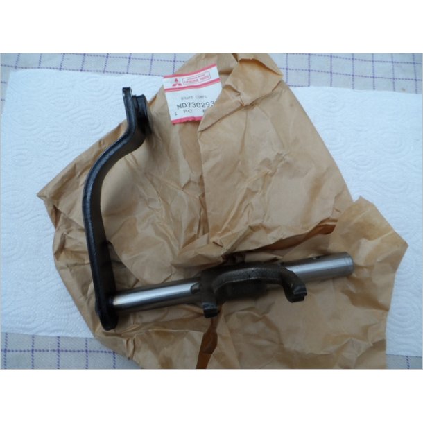 Mitsubishi SHAFT &amp; FORK,CLUTCH RELEASE MD730293.